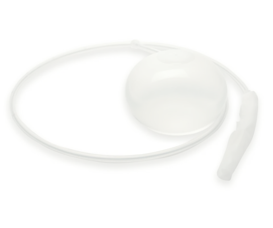 Ballon gastrique en silicone souple avec tuyau de remplissage sur fond blanc