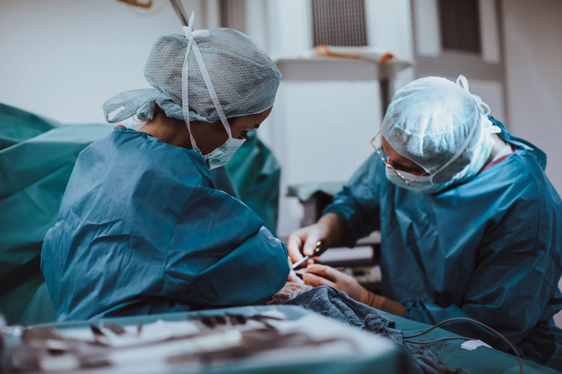 Two Weight Doctors® RESHAPE surgeons operating in the operating theatre
