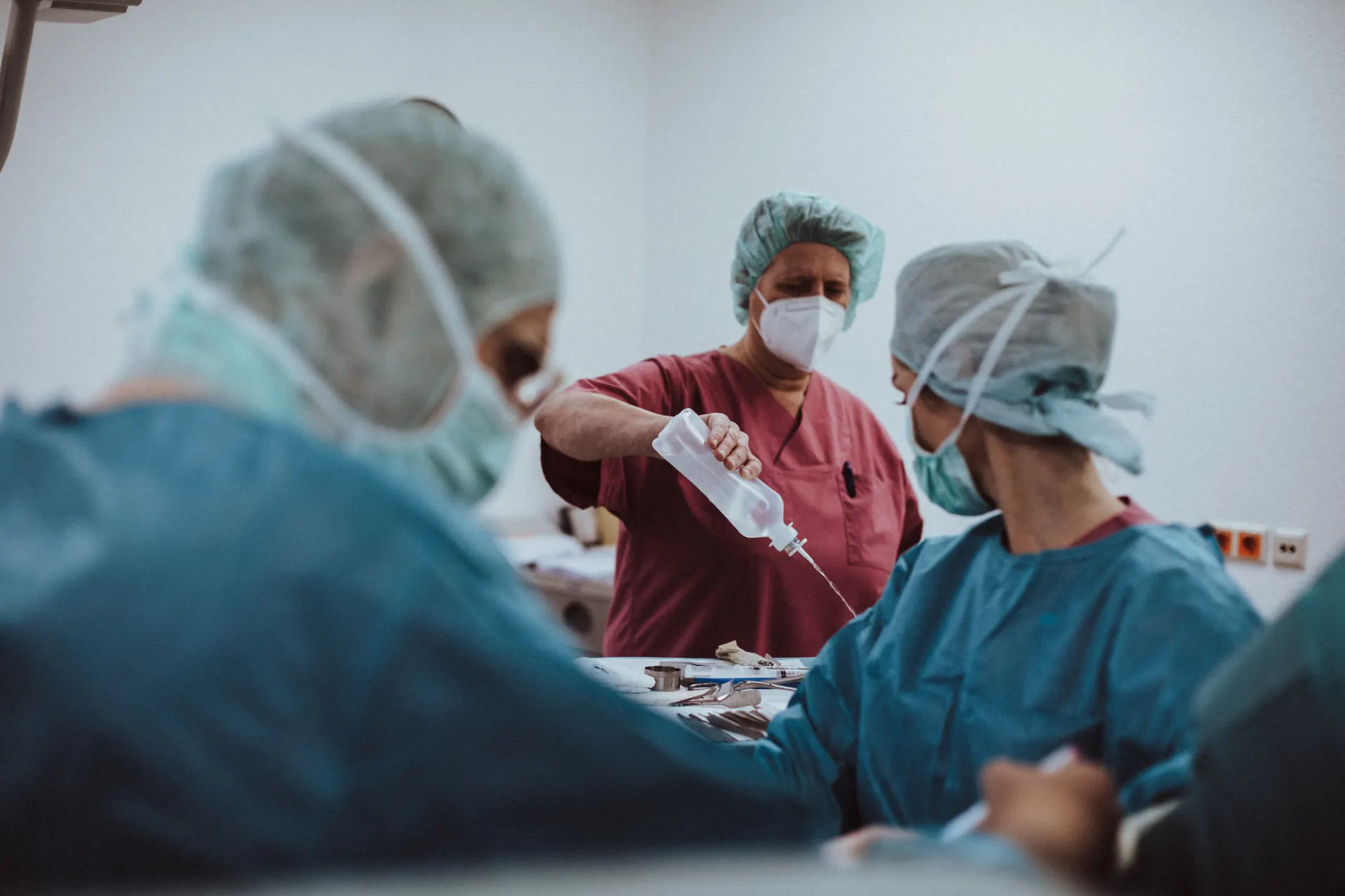 Une chirurgienne et une infirmière de bloc travaillent ensemble à la table d’opération
