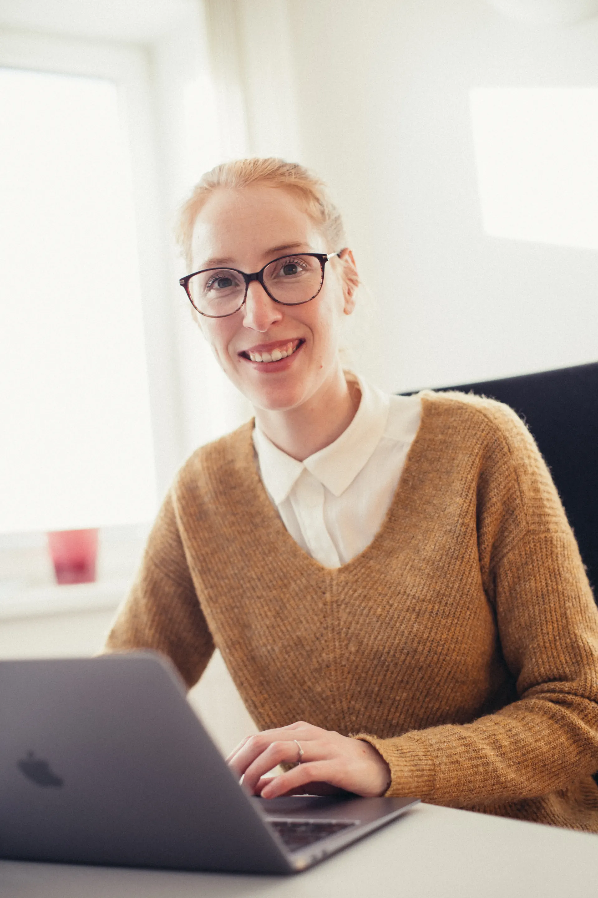 Conseillère de Weight Doctors® à son bureau avec un ordinateur portable