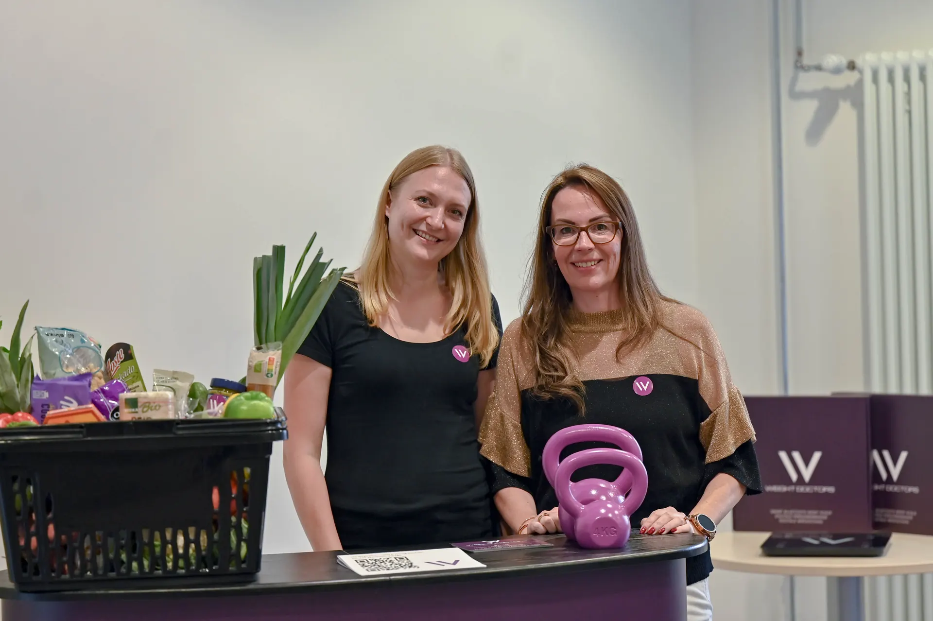 Deux collaboratrices de Weight Doctors® avec des fruits et légumes frais
