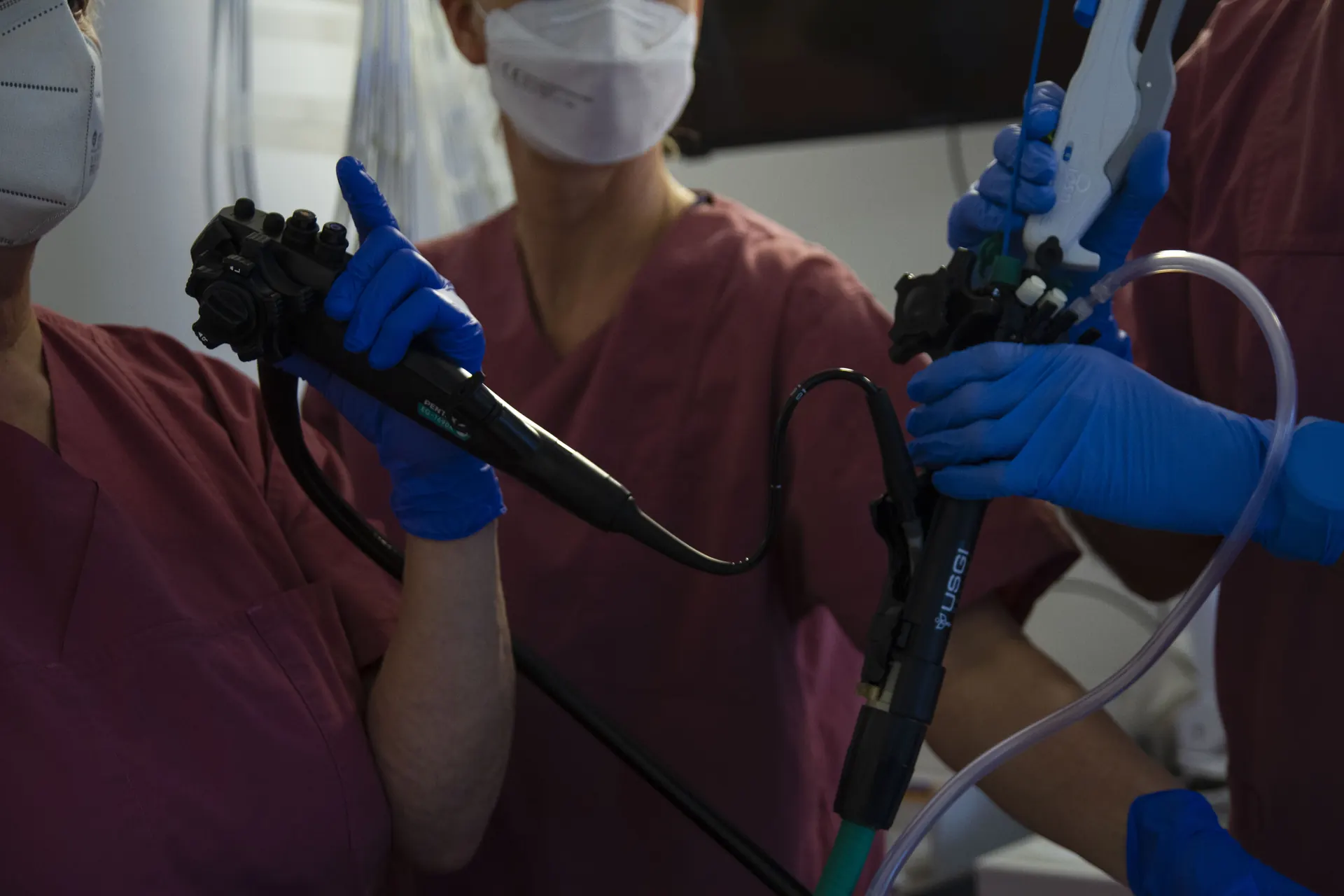 Équipe d’endoscopie avec endoscope et instrument