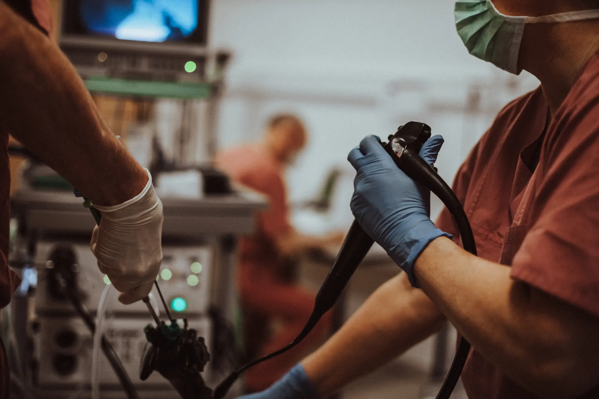Une médecin guide l’endoscope lors d’un examen