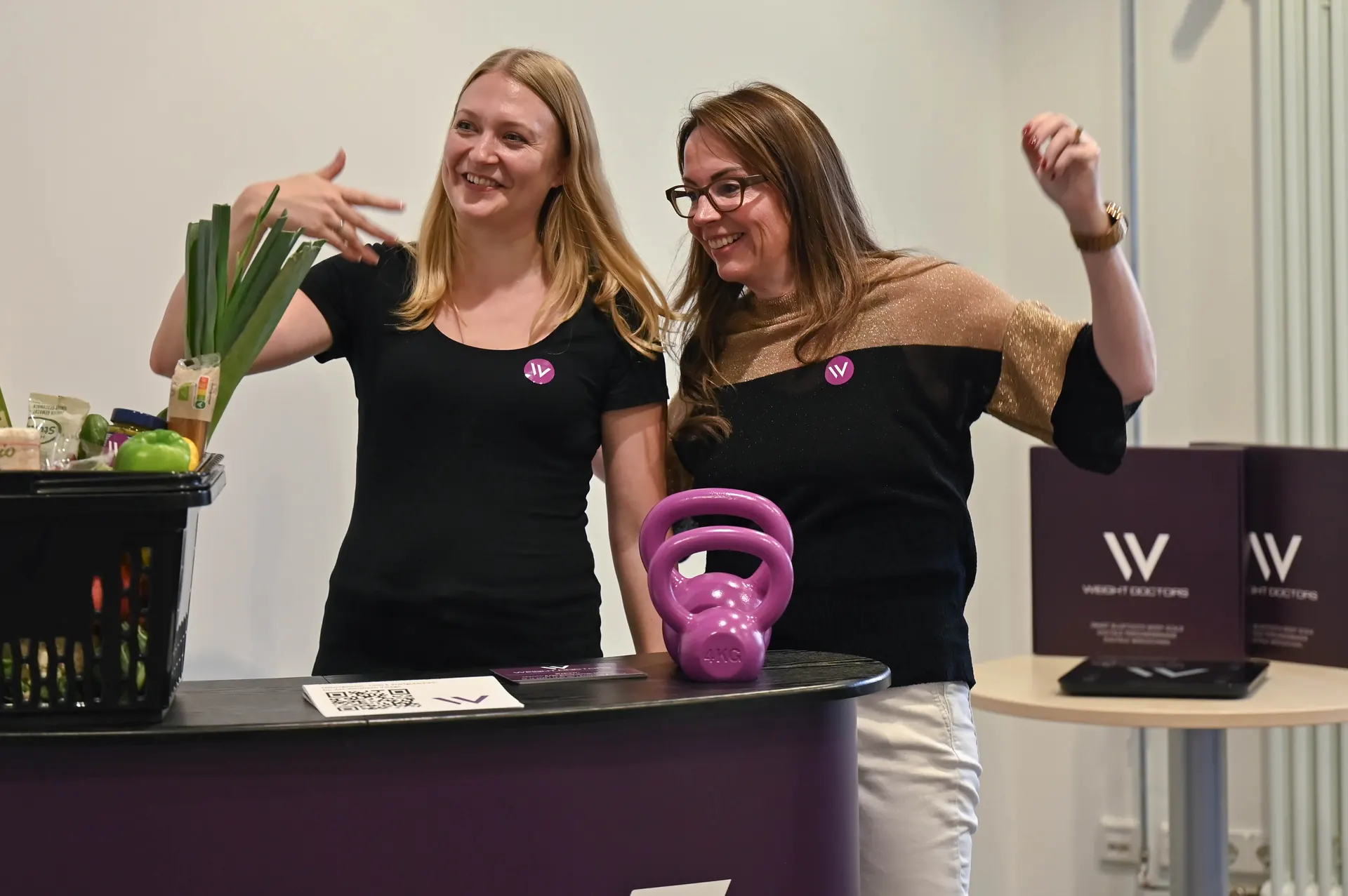 Zwei Mitarbeiterinnen von Weight Doctors® am Stand mit frischem Gemüse