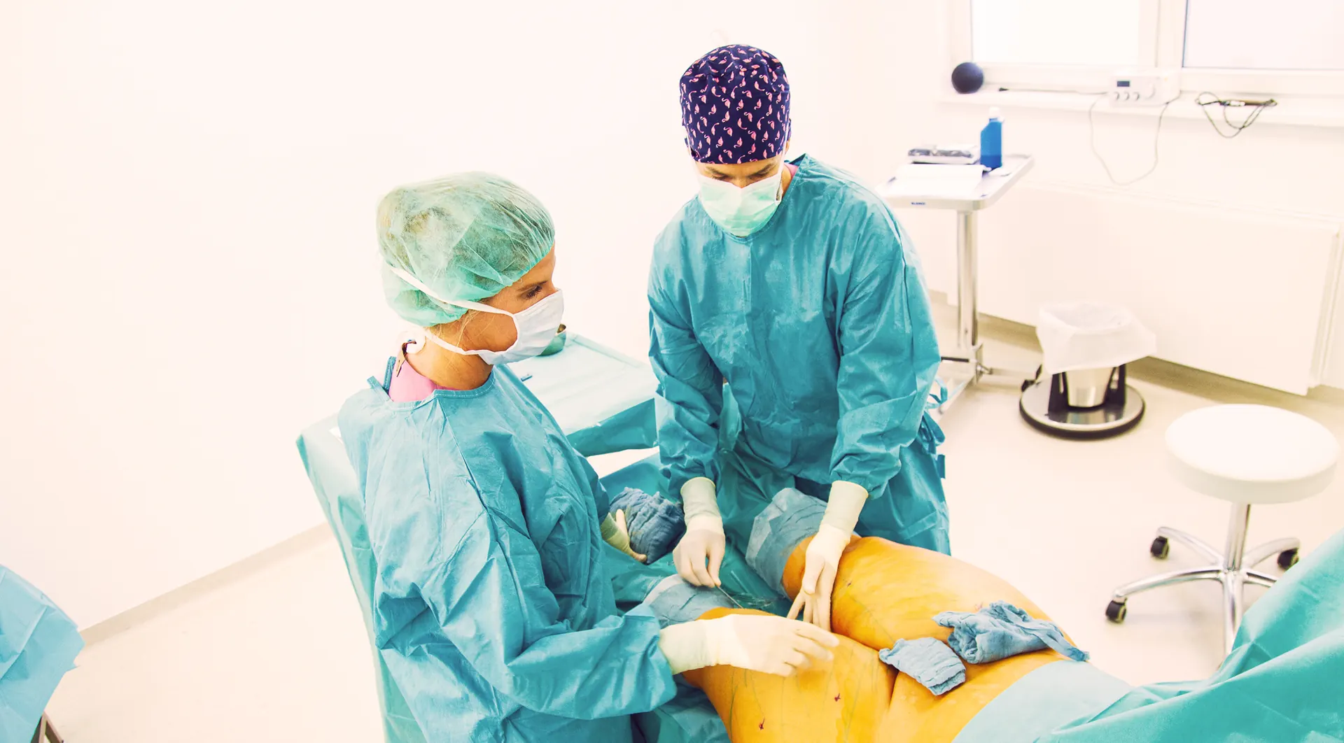 Chirurgienne et chirurgien de Weight Doctors® lors d’une liposuccion