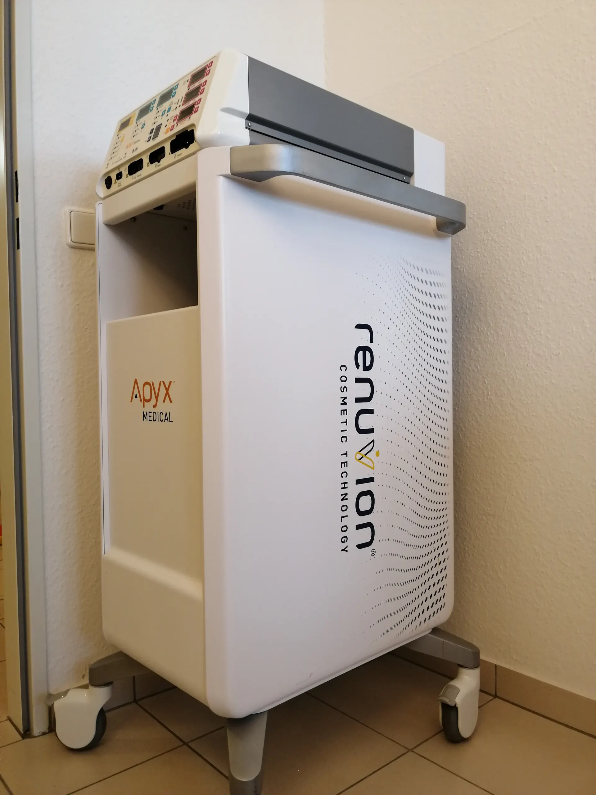 Appareil Renuvion pour le raffermissement de la peau par plasma froid