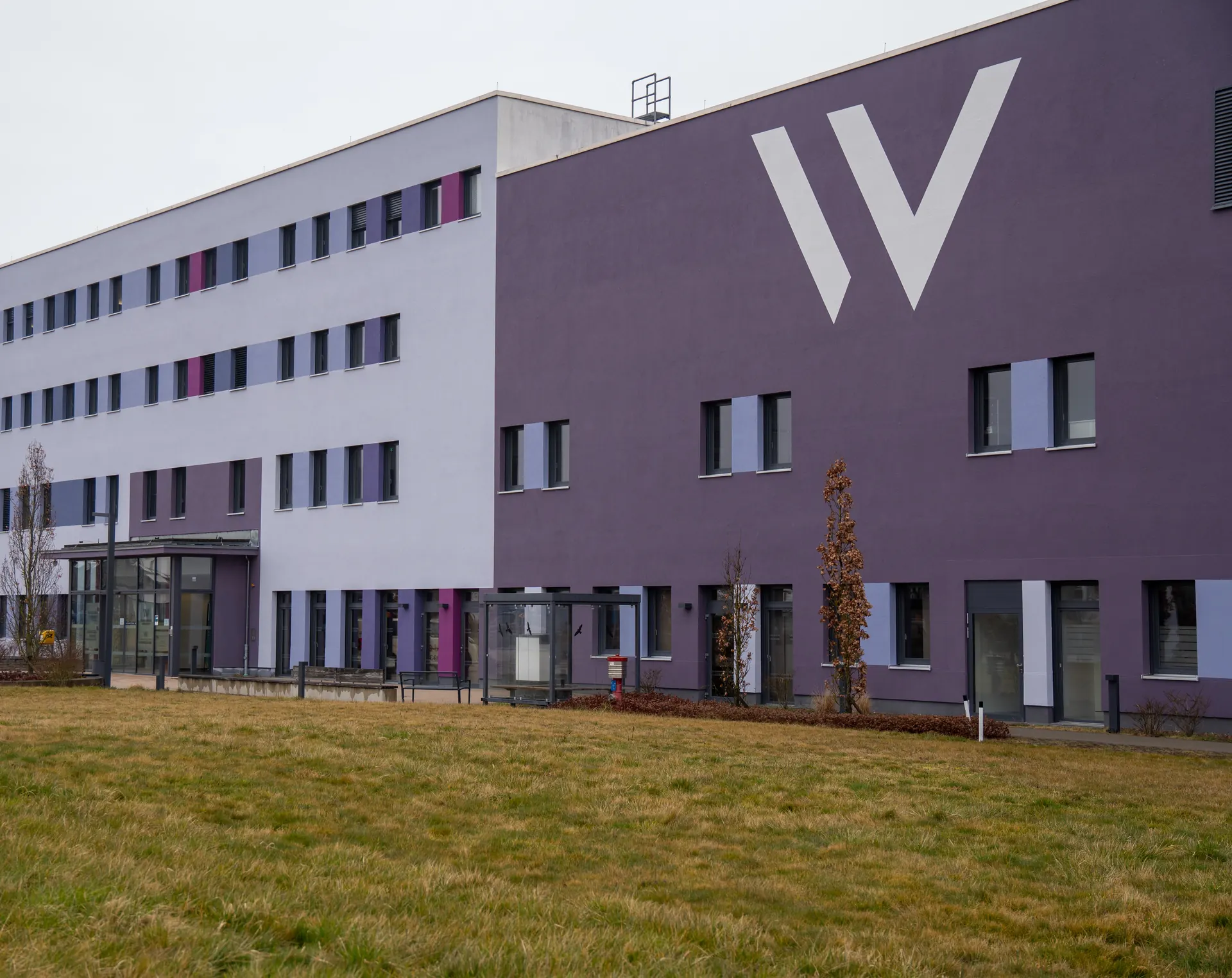 La Weight Doctors® Nationalklinik à Wertheim avec le W violet sur la façade