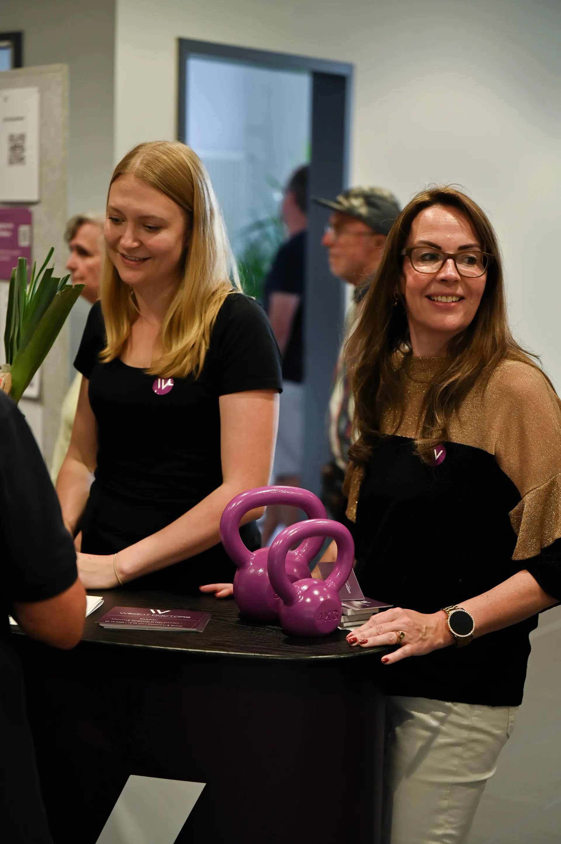 Weight Doctors® Team mit Kettlebell am Stand