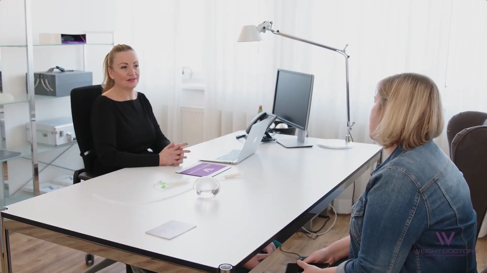 Adviesgesprek bij Weight Doctors®, op tafel een maagballon