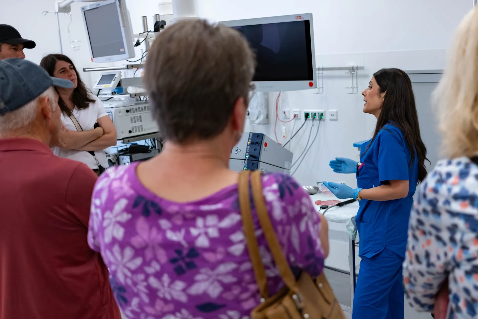Arts legt bezoekers de endoscopieruimte van de Weight Doctors® Nationalklinik uit