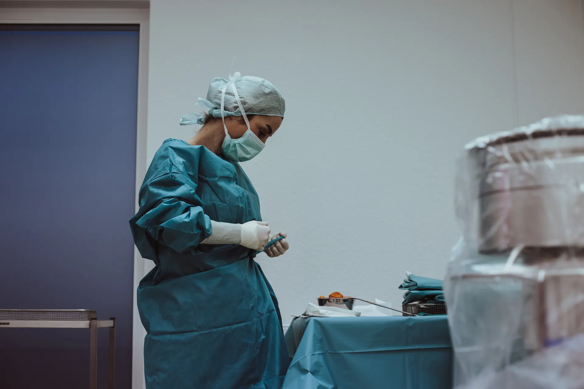 Chirurgienne se préparant de façon stérile à l’intervention en salle d’opération