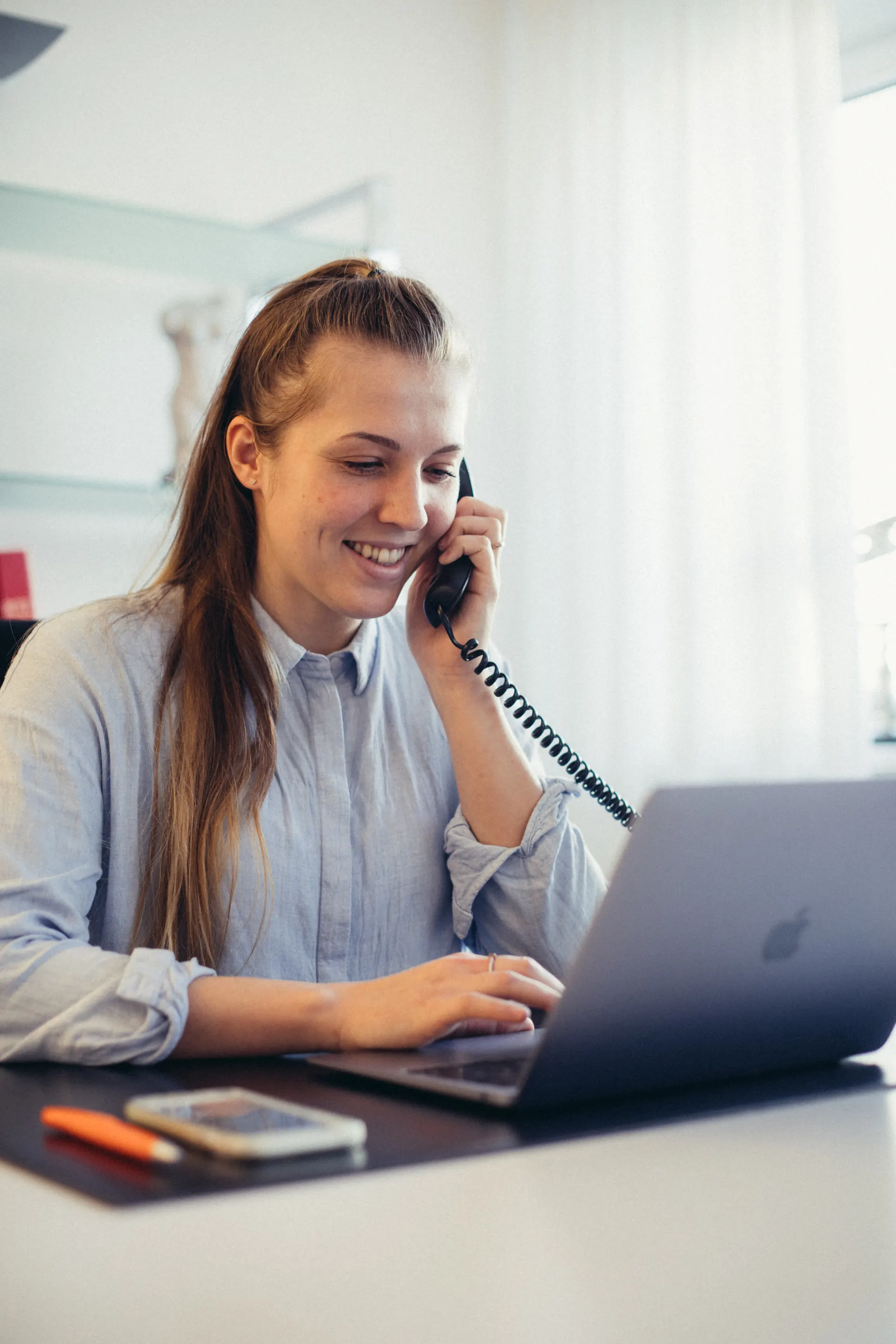 Une collaboratrice de Weight Doctors® au téléphone lors du premier contact