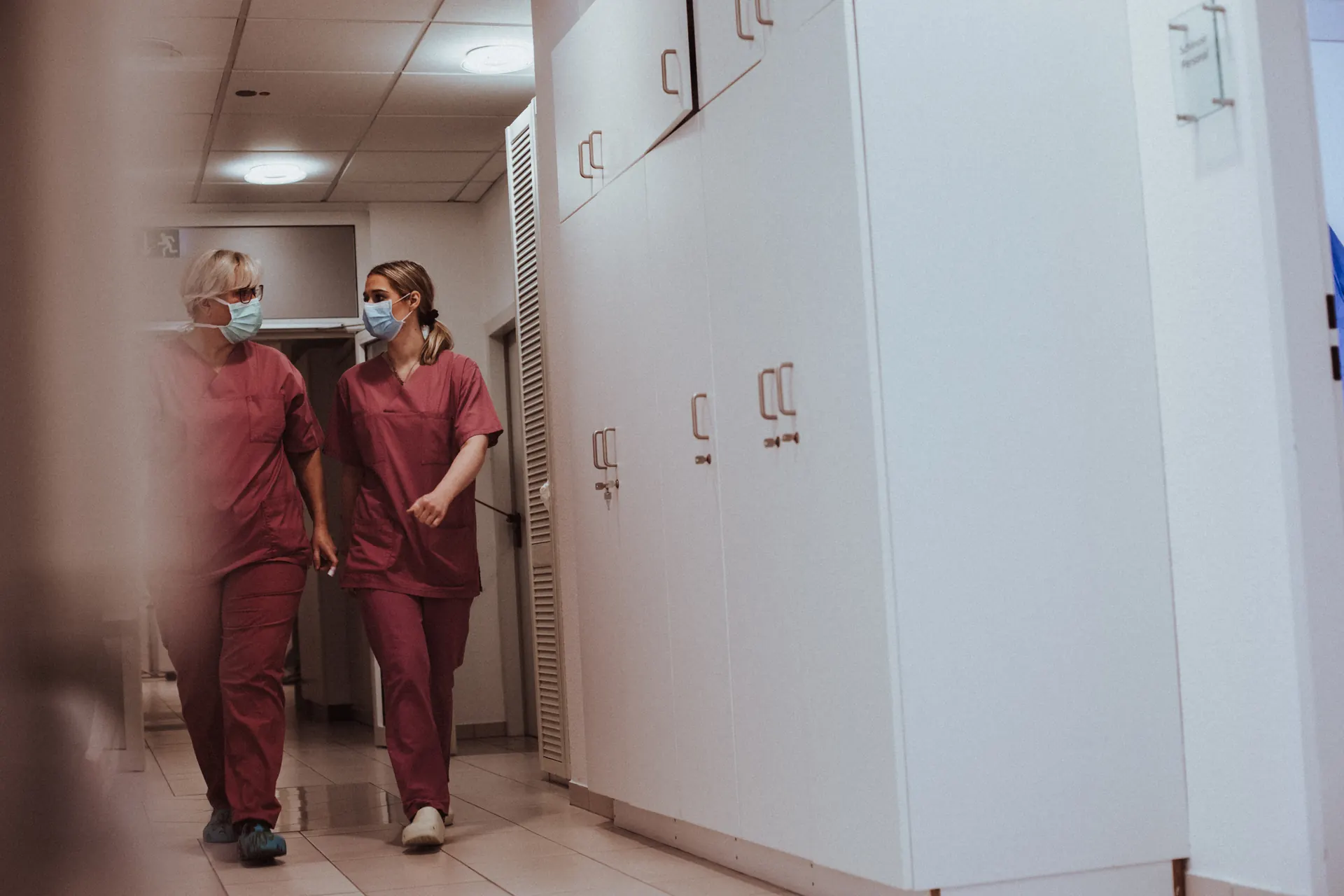 Deux membres du personnel soignant de Weight Doctors® marchent dans le couloir de la clinique