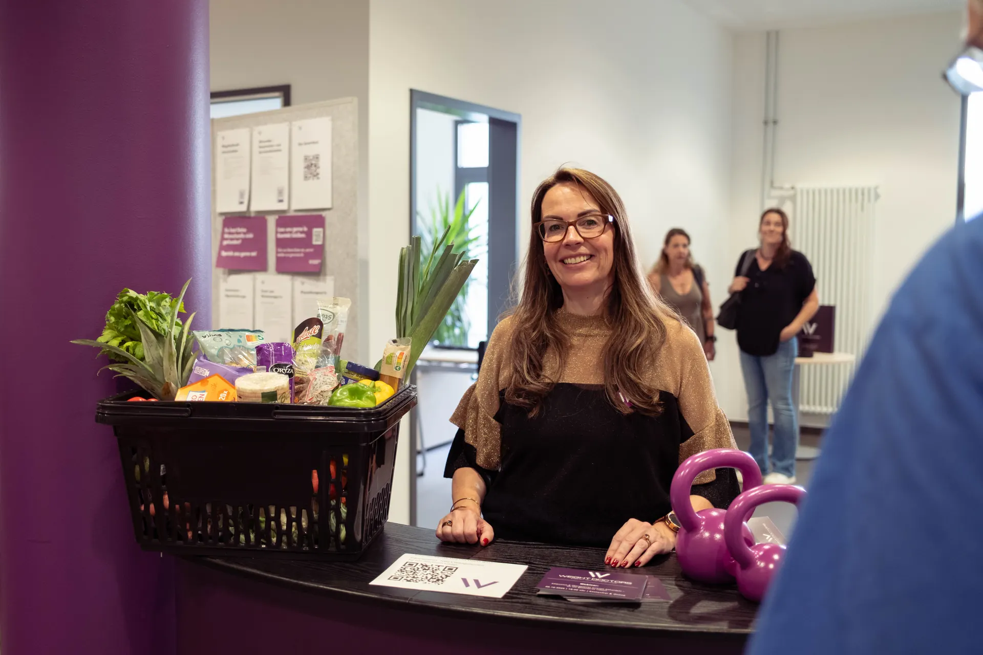 Équipe Weight Doctors® avec des fruits et légumes frais