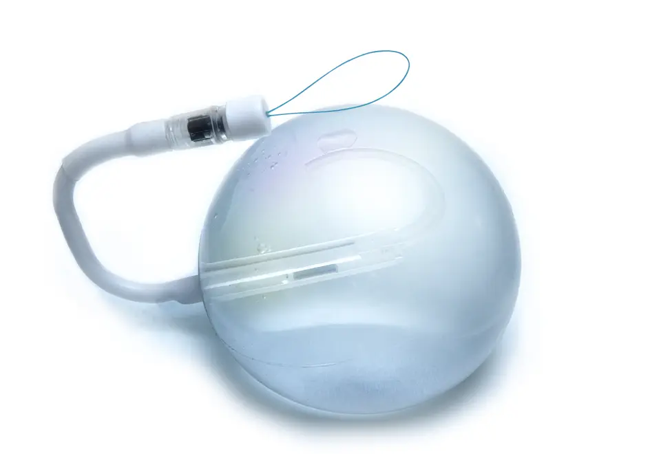 Ballon gastrique en silicone avec valve de remplissage et boucle sur fond blanc